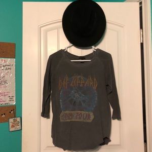 Def Leopard baseball tee